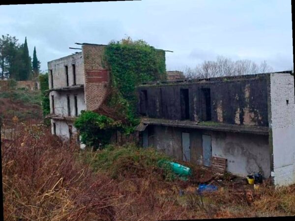 В Сочи приставы добились сноса 13 аварийных зданий бывшего пансионата