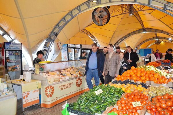 «Виктор Тепляков проверил работу муниципальной ярмарки в Центральном районе Сочи»