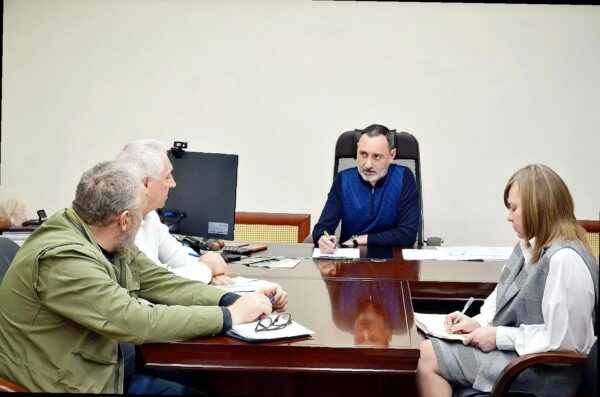 «Виктор Тепляков обсудил работу приюта для животных в Сочи»