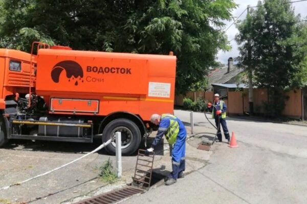 В Сочи за неделю прочистили почти 7 км ливневок и устранили десятки ав