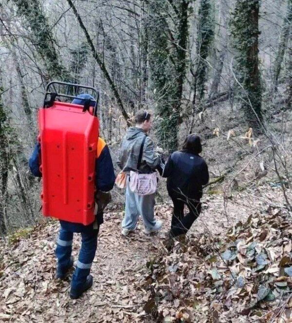 В Сочи спасатели эвакуировали туристку с «Тропы здоровья» после травмы