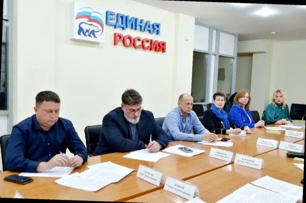 Виктор Тепляков провёл совещание по озеленению Сочи: что изменится